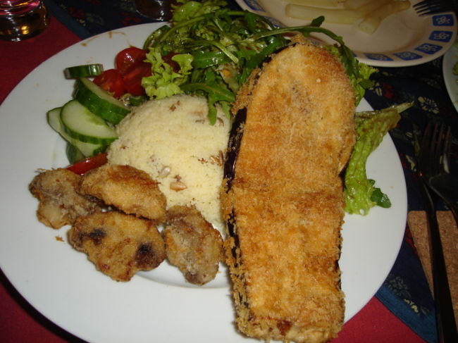 そしてメインがどっどーんと登場！<br />クスクス、サラダ、マッシュルーム（でかっ）のフリッターとナス（これまたでかっ）のフライ。大満足♪<br />完食してお茶のんだころにはＴ君の友達が迎えに来てくれて大学の近くのＢａｒへ