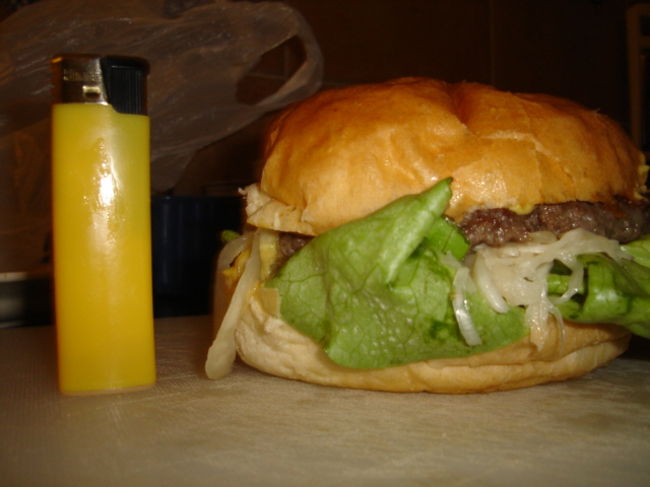 午前様になるまで飲み続けＴ君ちまで歩く途中ででっかいハンバーガーを購入。飲んだ後のＴ君の定番らしい。でっかいので３人でわけっこ。<br /><br />Ｔ君ちからタクシーでアパートへ。こんな形ではじめてのタクシー乗車しようとは…<br />帰宅＆ベットに直行！