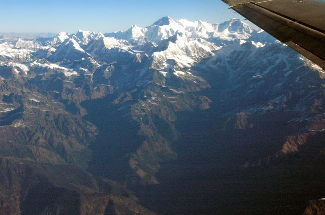 残念ながら、アラスカのマッキンリー空撮のように、山の近くには近寄れないので、ズームで思い切り近寄せ、ヒマラヤを味わおうとしたたのですが・・・・