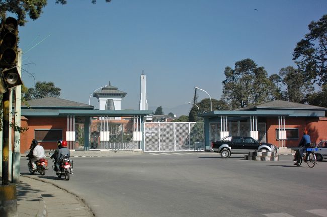 あっさりと20分ぐらいの遊覧飛行で、物足りなかったです。<br />午後は自由時間、ホテルの外を散策。　近くに新王宮があり、門の前で