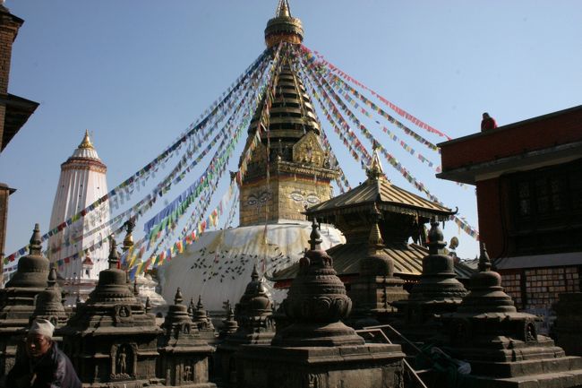 町の小高い丘にたつネパール最古の仏教寺院です。
