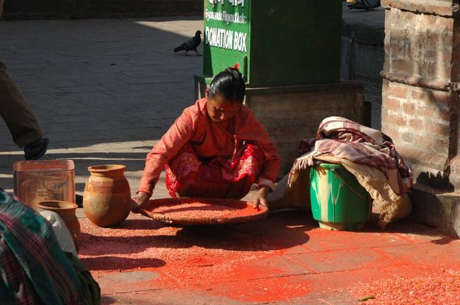 朱の粉を作っているようです。<br />これも仕事になるのかな。