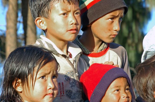 カカニへ付いたとたん、子供たちが集まってきました。