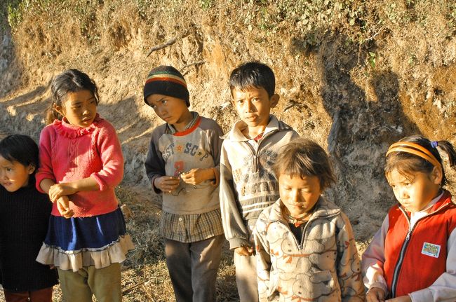 あのエジプトのベルベル人の屈託のない笑い顔、ウィグルの素朴な笑顔が無いな〜・・・<br />そういえばチベットの子供たちと似ているかなぁ