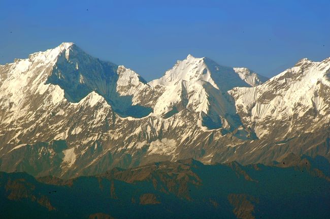 さて、カカニの丘からのヒマラヤ山脈。　<br />これもかなりのズームです。