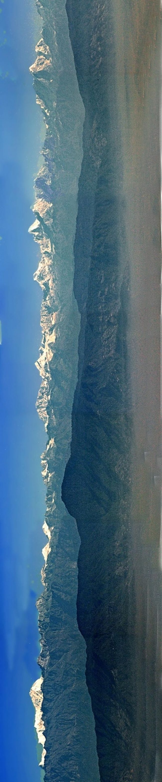 縦型で見づらいかも・・・申し訳ありません。<br />カカニの丘からの合成による全景です。　<br />一番左の山がランタン・ヒマール　7234M