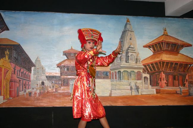 夕食はネパールの伝統舞踊を見ながら・・・