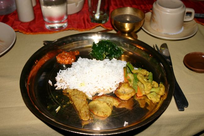 ダルバート料理。　<br />餃子の一種「モモ」も入ってました。