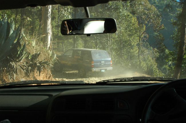 カトマンズ最後の日、<br />ブルチョウキ山山頂でのハイキングが、軍の命令で中止ということに。<br />そこより２００ｍ低い山へ四駆に分乗。<br />２００ｍの差は、山を見ようとするものにとって大きいよなぁ！