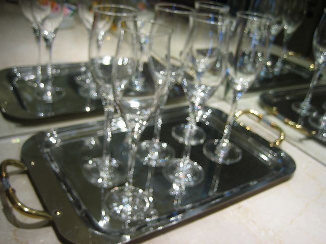 鏡の前に用意された数々のシャンペングラスが輝いています。