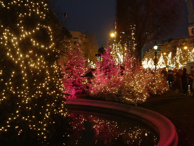 クリスマスのシャンゼリゼ。