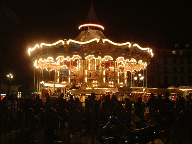 市庁舎前にできた、移動式遊園地。<br />