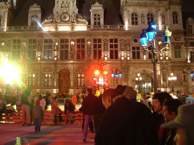 スケートリンクにあがってみました。<br />でもここに入るまでに１時間くらい並んだと思います。<br />すっごい人です。<br />パリっ子ってそんなにスケート好きなのかしら？