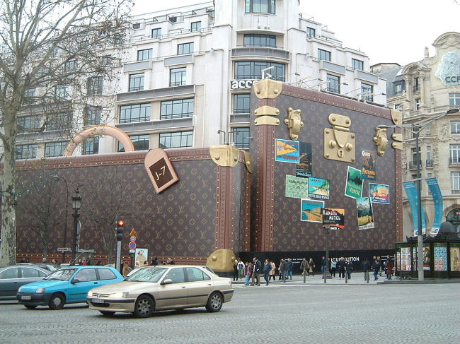 先日リニューアルオープンしたヴィトンのシャンゼリゼ本店。<br />ちょうどこのときは工事中でした。<br />工事中のこの囲い、素敵。<br />すごく目立ってました。<br />