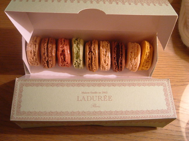 有名な「ラデュレ」のマカロン、買ってみました。<br />とっても崩れやすいですが、超おいしいかったです。
