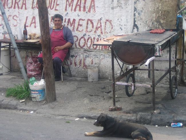 路上のグリル屋おじさんと犬。<br />