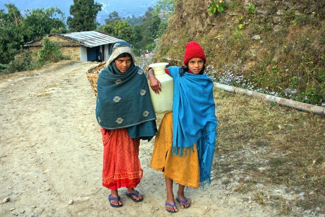 ハイキングの始まりです<br />ネパールの田舎の典型的な村人　　<br />気持ちよくカメラに向かってくれました。