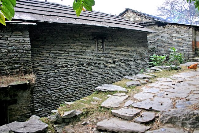 屋根も壁も道路と同じく、山から切り出した岩石を利用して作られています