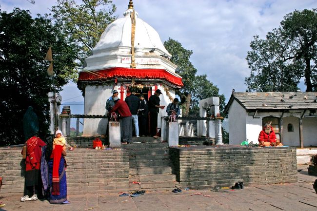 ポカラ市内へ戻、りヒンズー教の寺院を見学後、ホテルへ