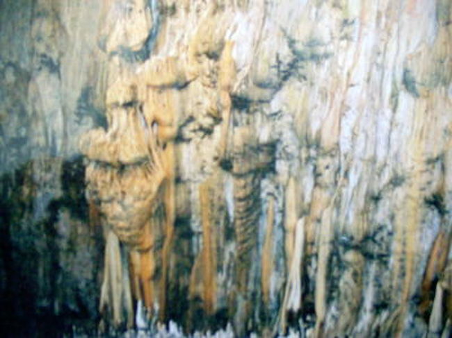 <br />＜ヨシュバホ・アグテレック鍾乳洞への道＞<br /><br />日本からのツアーなどもあまり出ていなかったこの頃（今も無いのかな？）、個人旅行でアグテレックに行ったという情報は、MSNでもYAHOOでもGOOGLEでもたった１件しかなく、行くべきかどうか本当に迷った世界遺産だった。<br />しかしどうしても諦め切れず・・・<br /><br />夜行列車でﾊﾝｶﾞﾘｰ入国後、AM４時頃ミスコルクという街で下車し、同じホームで乗り換え２時間半、ヨシュバホの駅で下車、そしてバスに乗り換え・・・<br /><br />・・・と、簡単に書き込んでしまったがこの道中英語は全く通じないのだ。身振り手振り、地図を見せながら、何時間後のどの駅で降りて、その後の交通手段は一体どうなっているのか、ローカルバスで本当に鍾乳洞に到着できるのか・・・・・・未知だった・・・・・・<br /><br />唯一の救いは乗務員さんの親切な心遣いのおかげで、英語を話せるお兄さん（乗客）を紹介してもらい、そのお兄さんのおかげでバスの運転手さんに目的地まで連れて行ってもらい、その帰りも現地の親切な方々に助けられ、どうにかミスコルクの街へと戻ることが出来たが、不安と戦い続けた約２４時間の過酷さは一生心に残る、人情味溢れる素晴らしい旅だった。<br />