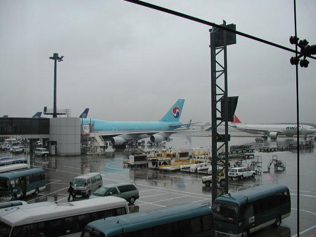 大韓民国航空：０２便：１７時発：７４７がソウルへの運んでくれます。<br />日本人女性グループが、圧倒的に多いのは．．．この便は「格安チケットゲット便」！？