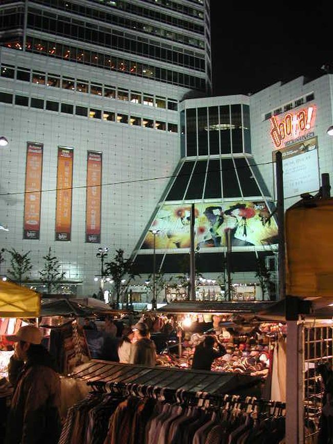 ７時半に仁川空港到着。ＫＡＬリムジンバスで「天国への階段」撮影:新羅ホテルで下車＆タクシーで「迎賓ホテル」に！<br />普通タクシー運転手が「？」で、ホテル玄関ボーイに「模範タクシー」に「行き先を！」ＯＫ！さすが．．．<br />ホテルに着いたら、即徒歩１０分の東大門繁華街に出動．．．道路を挟んで「手前：露店＆夜食店と向こう側にDOTTAファッションビル」が！