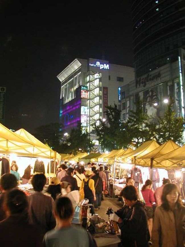 ホテルから、チョイ歩いたら「東大門市場中心部」！インターネットで申し込んだホテルも格安でＧｏｏｄ！立地＆内容は満足！露店ゾーンとファツションビルゾーンが．．．道路を隔てていて！<br />