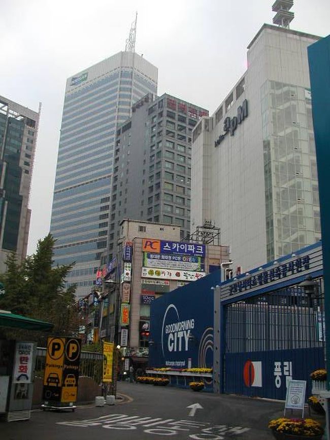 迎賓（ヨンビン）ホテルから、中心部までの道には．．．３軒の高層ビル建築中でした。一層、東大門繁華街は拡張されています。数年後には、また楽しみが．．