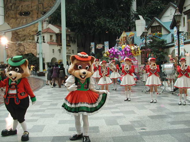 初日は、チエックイン＆夜の東大門散策で終わりでした。<br />２日目は、先ず「ロッテワールド」に地下鉄で３０分ほど。漢江を渡って．．．着いたら！<br />中高校生の団体が入り口に．．．．大人が居ない！？<br />入ったら「女性吹奏バンド」の歓迎。