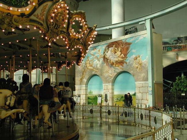 入って直ぐ右側に「メリーゴーランド＆壁画」が．．．「天国への階段」の主舞台が！感激！<br />ペ・ヨンジュン＆グォン・サンウの顔が！<br /><br />http://www.showtime.jp/korea/ や　「スカパー７４９」でも見れます！（有料）<br />http://www.gyao.jp/music/ では、他の還流ドラマやお楽しみが無料です。