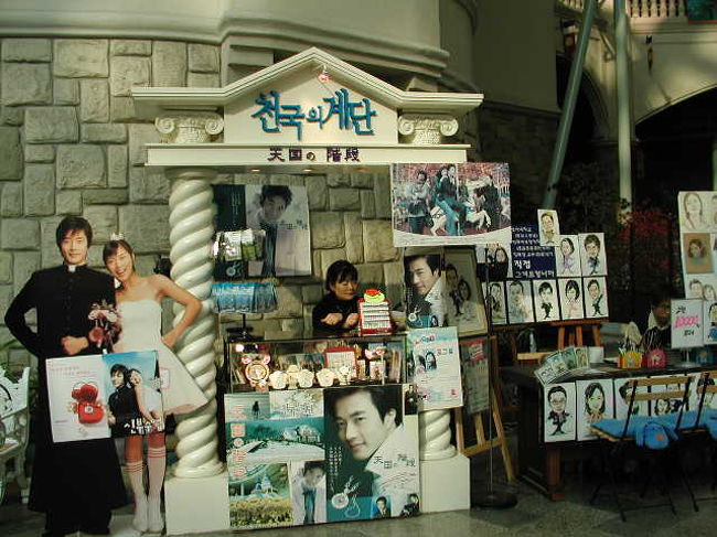 壁画の右側に．．．「天国への階段」売店＆似顔絵コーナーが！朝一でしたので、日本人女性は誰も居ません。<br />