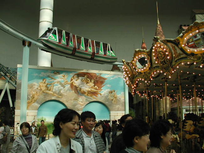 上を「モノレール」が走っています。グォン・サンウが乗って上から泣きながら．．．ペ・ヨンジュを見つめていた場面が！