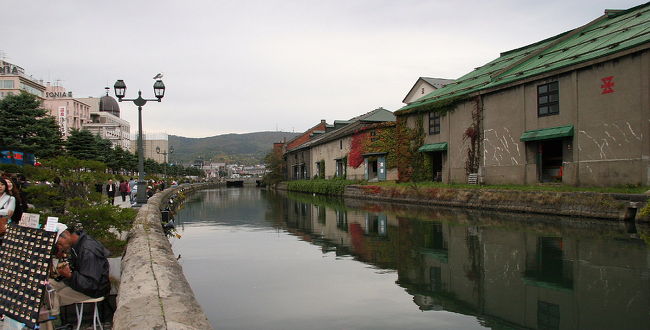 小樽の看板　運河沿いの倉庫、周囲の町並みも清潔で気持ちのいいところです 