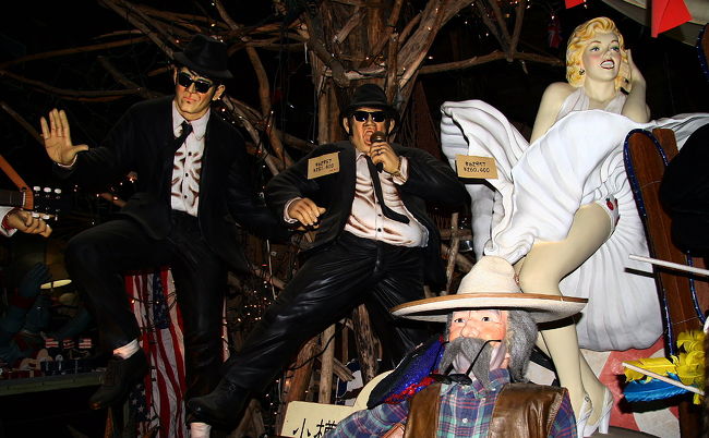 骨董品や面白お土産も沢山！<br />モンローさんも出稼ぎですか？？