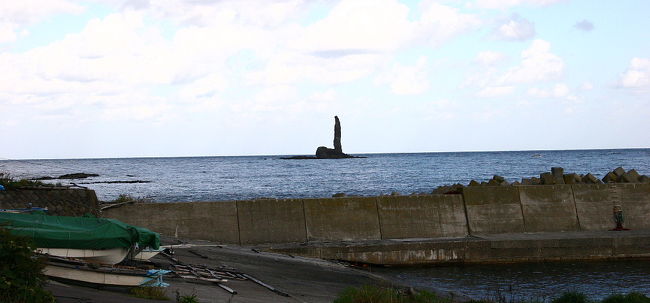 ひっそりと佇むローソク岩 