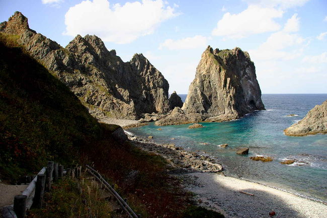 積丹岬、駐車場の所にある歩行者用トンネルを抜けると海岸側に出て波打ち際まで <br />　降りて行けます、澄み切った水と切り立った岩の絶景！ <br />