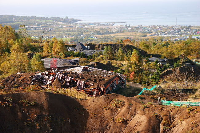洞爺湖温泉街の裏側、有珠山の火山活動により1979年と2000年の地殻変動で 被災した地域、あちらこちらから蒸気が噴出し地球の驚異が感じられます <br />