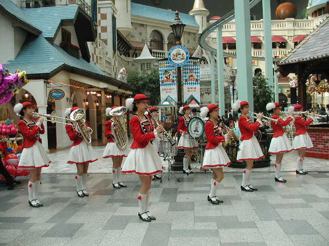 「女性吹奏樂バンド」！見事な演奏で．．．しばし聞き惚れる。