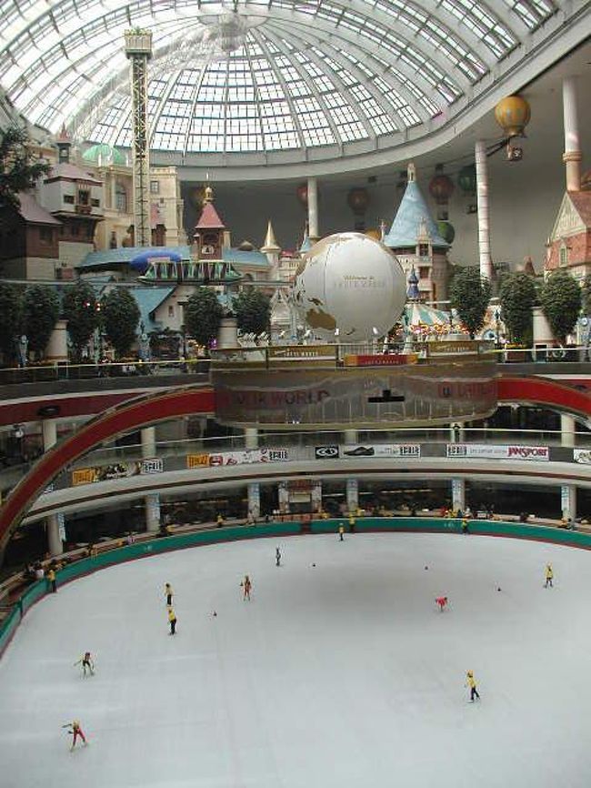 主演の二人が、遊び興じたアイススケートリンク！思い出します！札幌での「体育授業：スケート」は中島公園の池や新宿コマ室内リンクが．．．<br />朝は、子供達が占領でした！