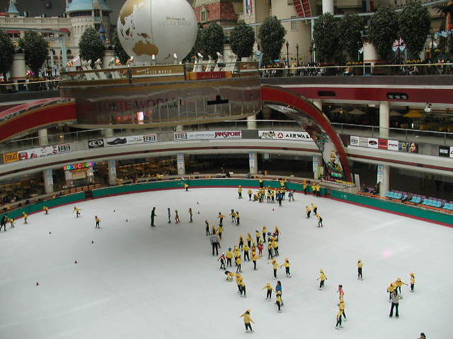 開門して３０分後の園内は「子供＆子供」！！ソウル近郊からなのでしょう。遠足の感じ！？<br />しばし、園内ショットを．．．