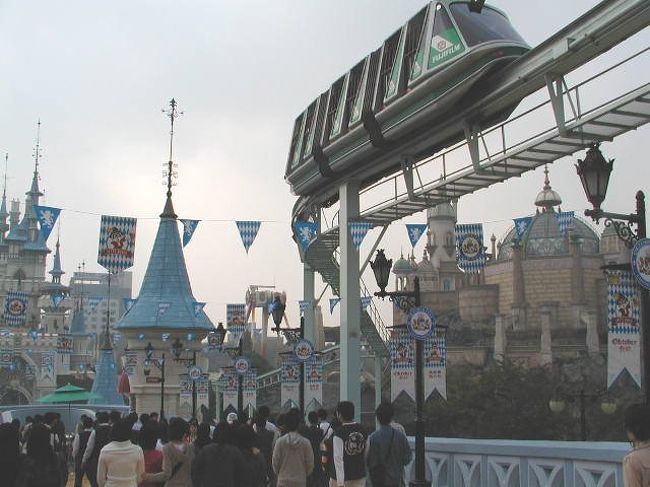 屋外には「ディズニランド風シャトウ」や「絶叫マシーン」が．．．突如、眼前に！！<br />以前３年前の「団体ツアー」の時は．．判らずに今回初めて見る。時間も少なかったので．．．