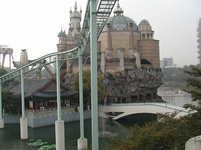 屋内吹き抜けロッテワールドから、屋外「マジックアイランド」に！別世界の光景が．．．．