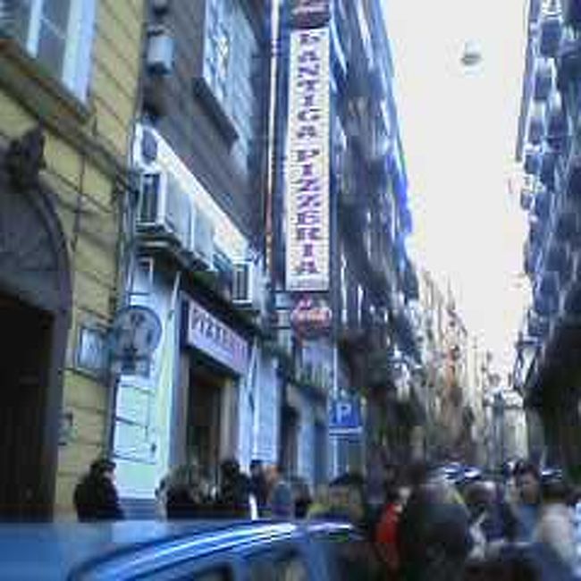 このピザ屋です。<br />人だかり、わかります？？