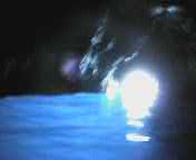 青の洞窟。<br /><br />ちょうど海が荒れてる時期だったらしく、行くのを断念。<br />変更内容がポンペイって･･･昨日行ったよ；<br /><br />これはナポリで知り合ったコが運よく行けて写メしてくれたもの。<br />ガイドの人によると　この週で、この便だけ運行したとか。うらやましいっ！！