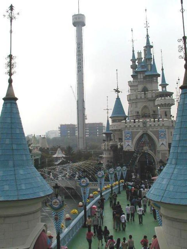 正面に「絶叫マシンタワー」が．．．．もう並んでいて１時間以上は待つでしょう！