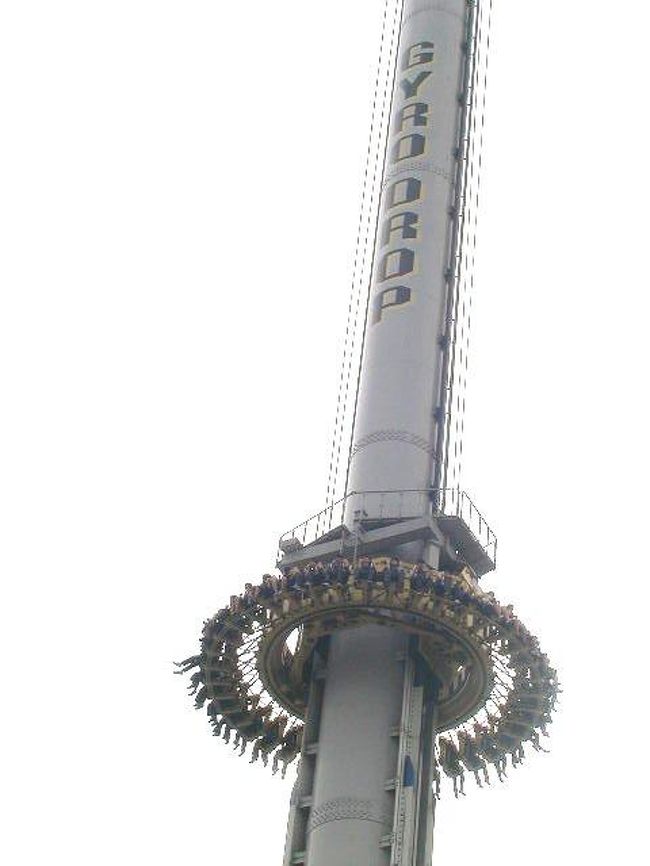 この「絶叫マシーン」は、ラスベガスにも．．．．中高校生特に「女性」が！！「キャー！キャー！」と凄い声が．．．上から落ちてきます！！！