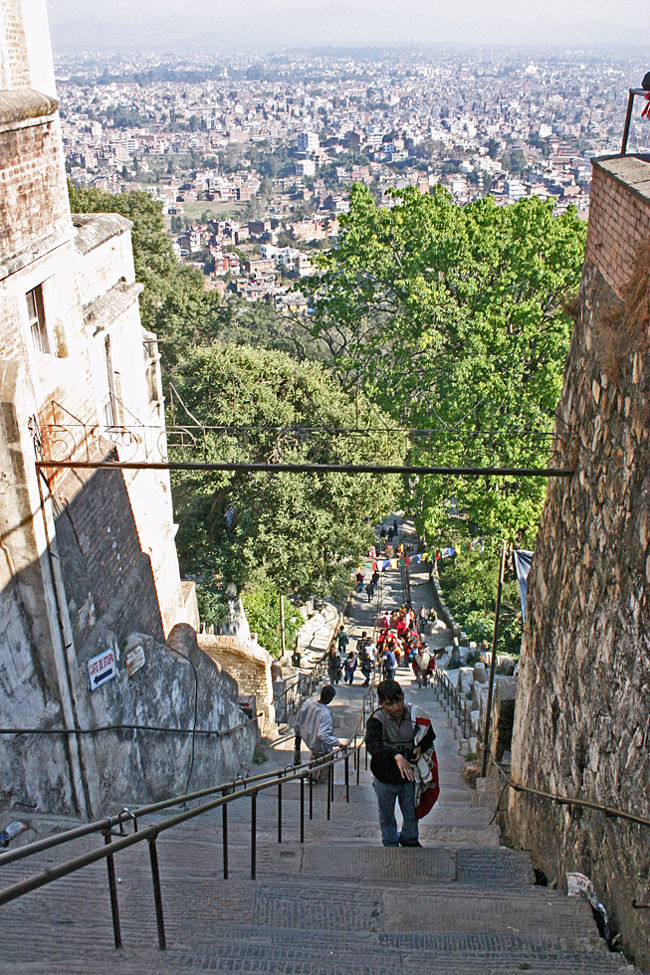 お寺の表参道です。<br />信者は大変ですね