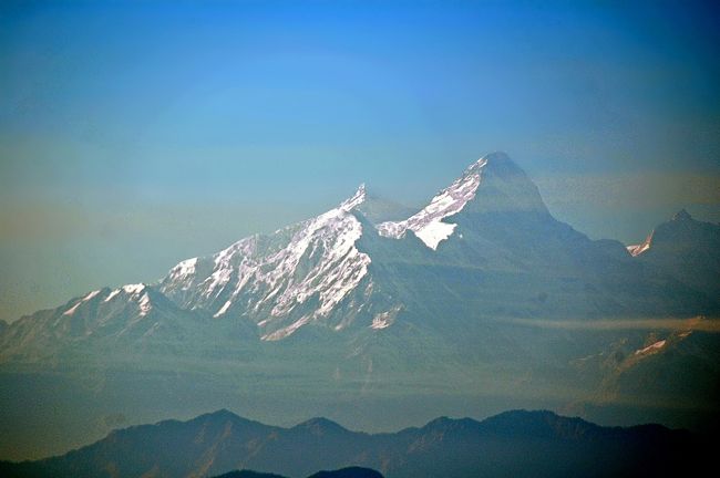左側の遙か遠くに見える<br />マナスル　8163M