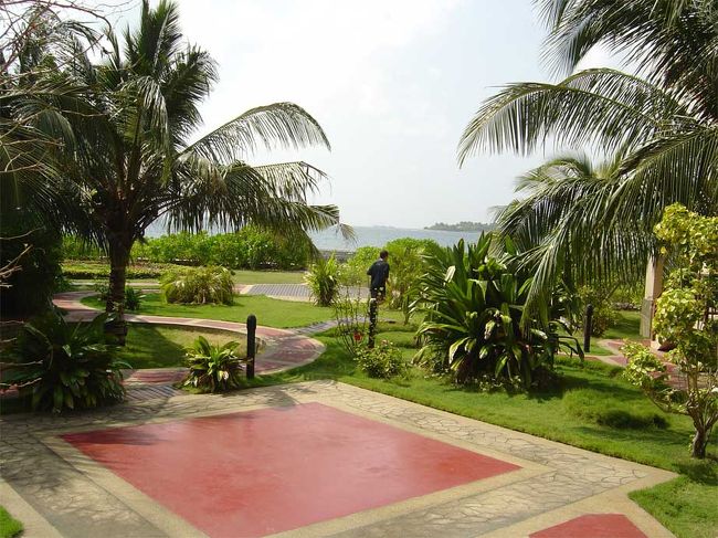 フルレホテル中庭。プールもあり快適なホテルです。勿論、ビールもあります。