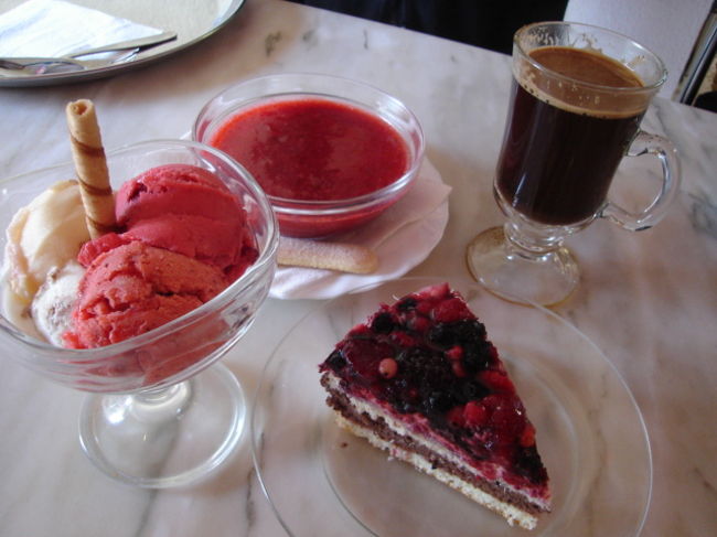 プラハ駅はすでに懐かしの場所なのでこなれたもの（笑）ロッカーに荷物を預けて最後のプラハ食い倒れの旅へ！<br /><br />ばばぁの店＠プラハも食べ収め。<br />最後はイチゴスープ、ベリーヨーグルトケーキ、アイス（ヨーグルト、イチゴ、グレープフルーツ、ラズベリー）トルココーヒーを注文。